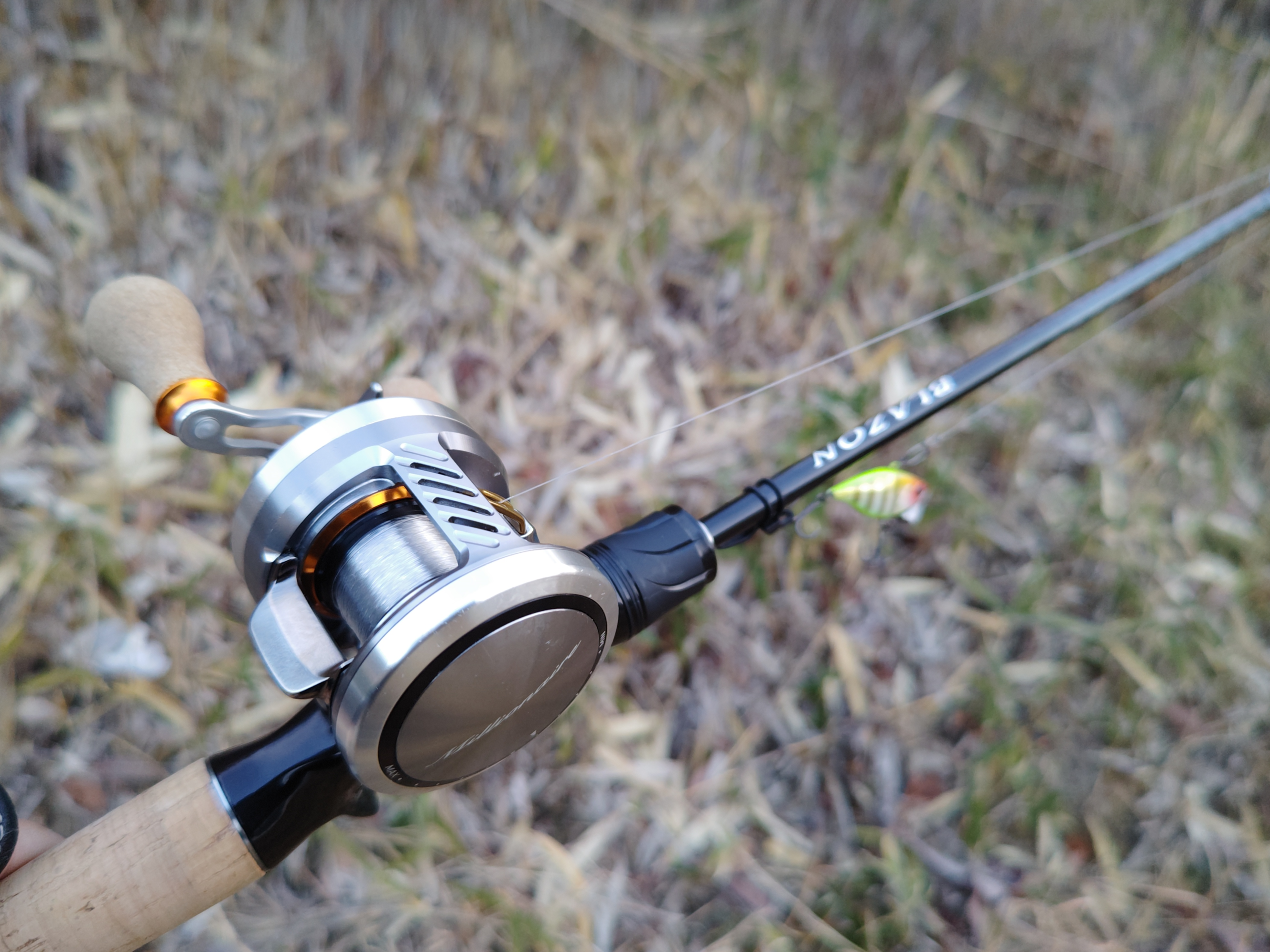 「バス釣り用ベイトリールとロッド、ルアーのタックル